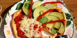 Omlet biszkoptowy z ajvarem, cukinią i serem