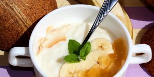 Pudding ryżowo-kokosowy z bananem i konfiturą