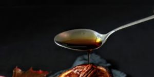 Puszyste pancakes z syropem klonowym