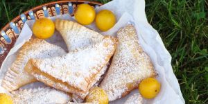 Smażone ciastka z mirabelkami