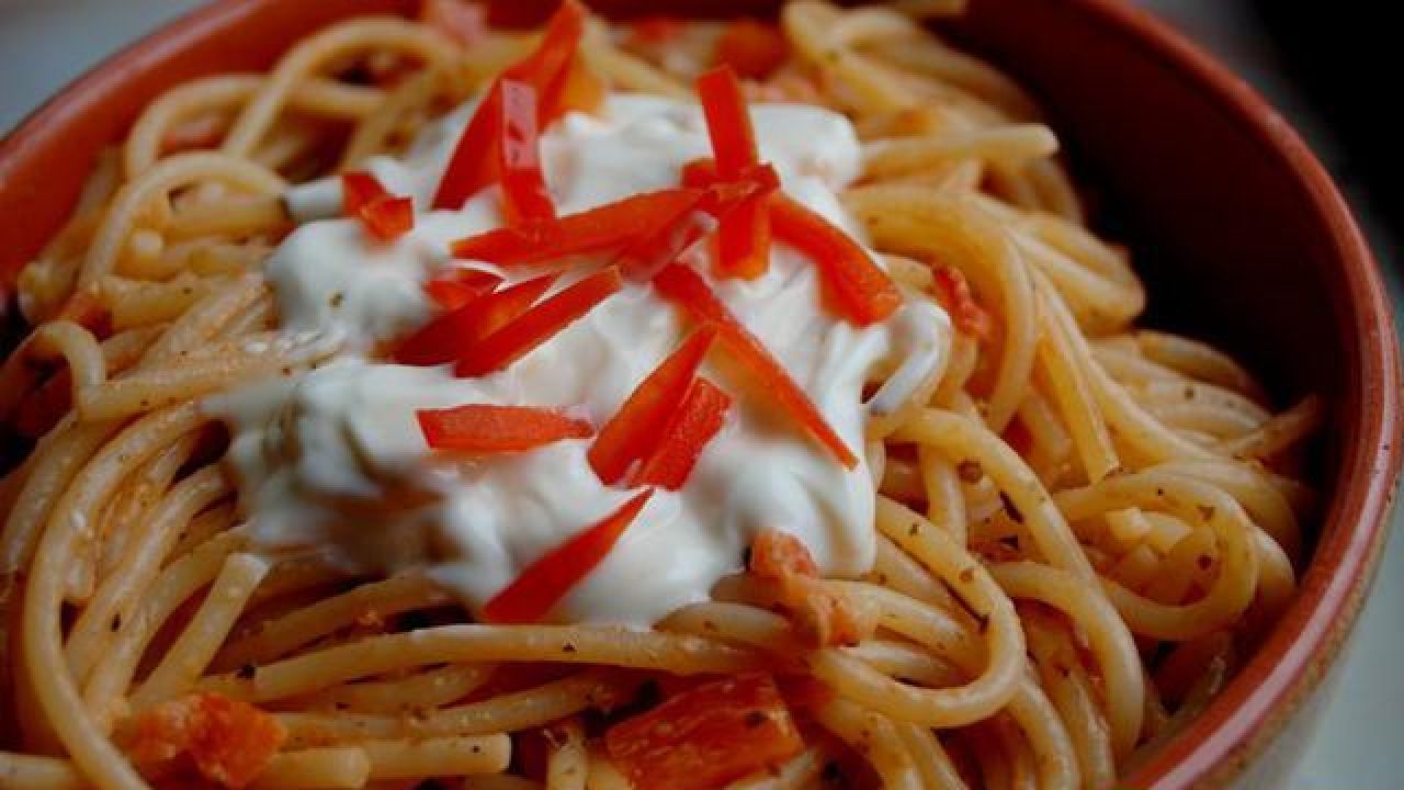 Przepis Spaghetti Z Sosem Serowo Paprykowym Przepis Gotujmy Pl