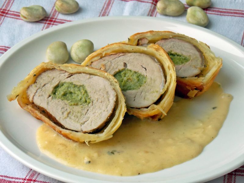 Polędwiczka wieprzowa z bobem w cieście francuskim