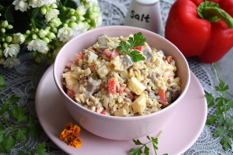 Przepis Sałatka śledziowa z kaszą bulgur i jabłkiem przepis Gotujmy pl