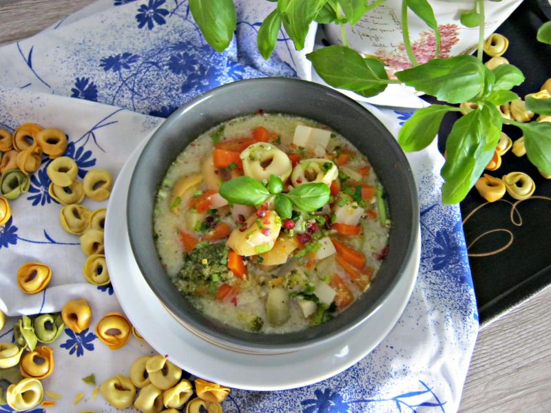 Zupa Warzywna Z Tortellini O Smaku Szynki Przepis Gotujmy Pl