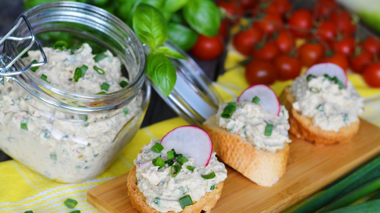 Przepis Aromatyczna jajeczna pasta z wędzoną makrelą przepis Gotujmy.pl