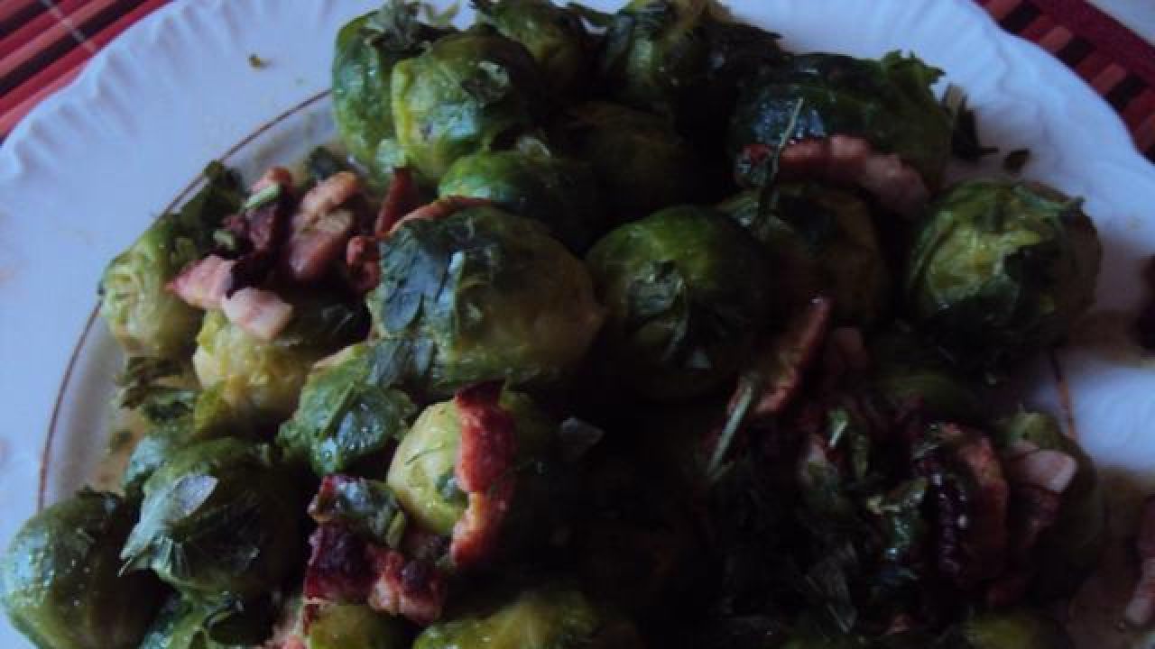 Przepis brukselki z boczkiem przepis Gotujmy.pl