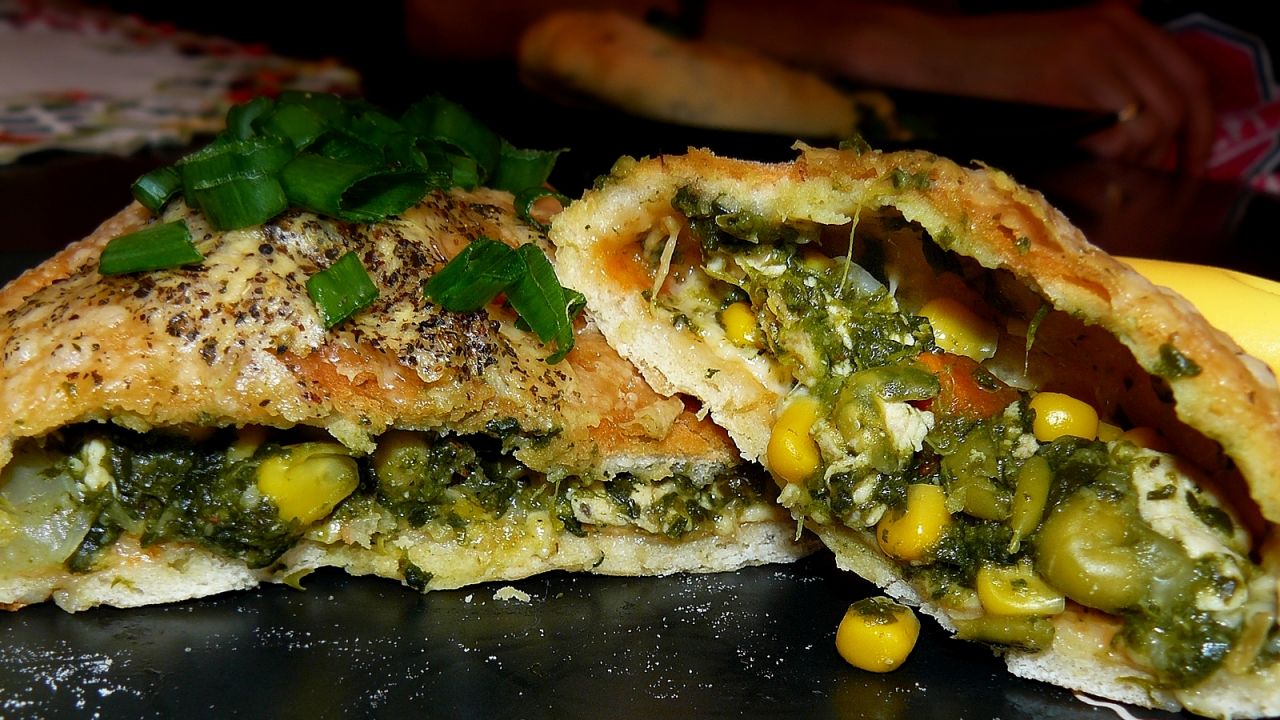 Przepis Calzone z kurczakiem, szpinakiem i kukurydzą przepis Gotujmy.pl