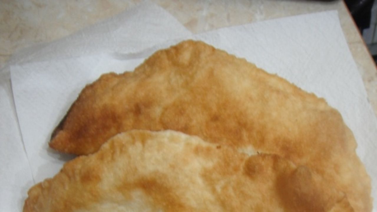 Przepis - Czebureki z ciasta drożdżowego z kurczakiem przepis - Gotujmy.pl