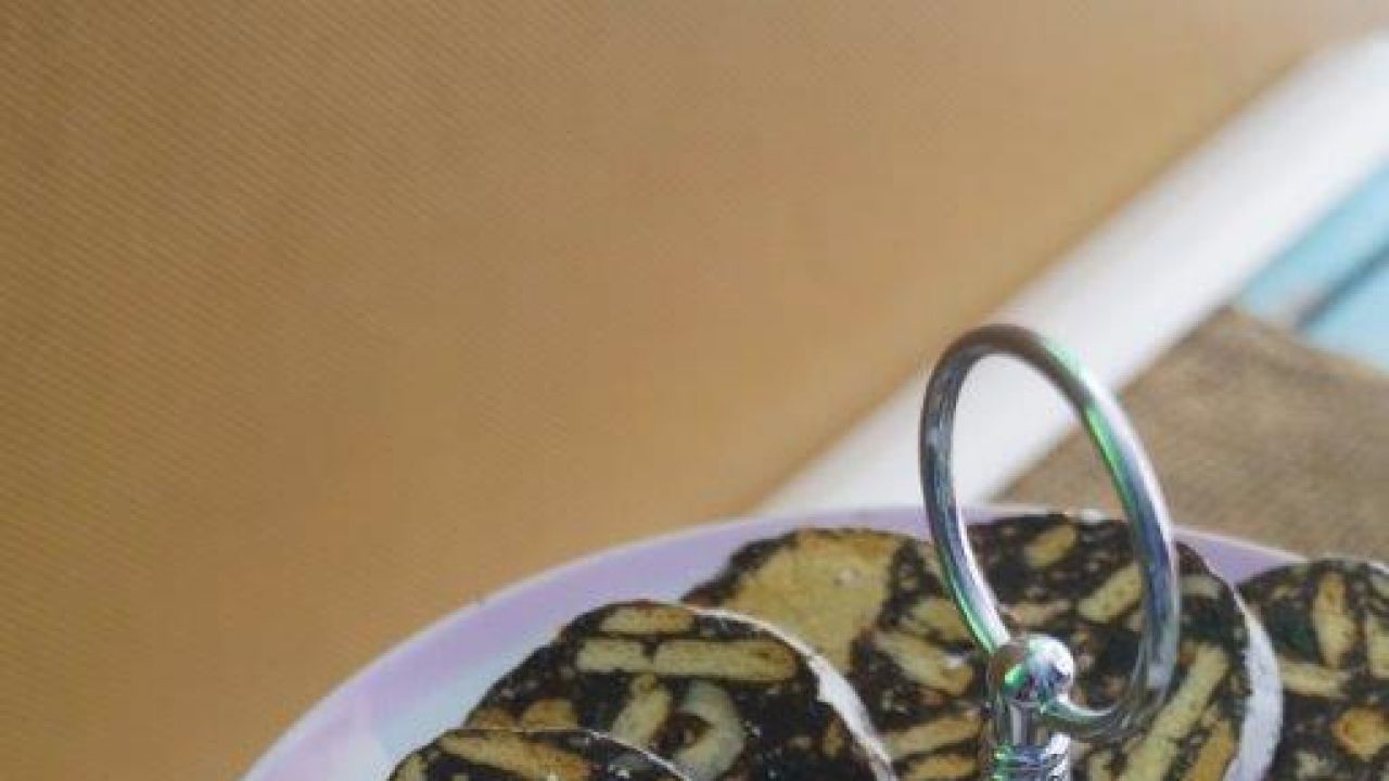 Przepis Czekoladowe salami z orzechami laskowymi przepis Gotujmy.pl