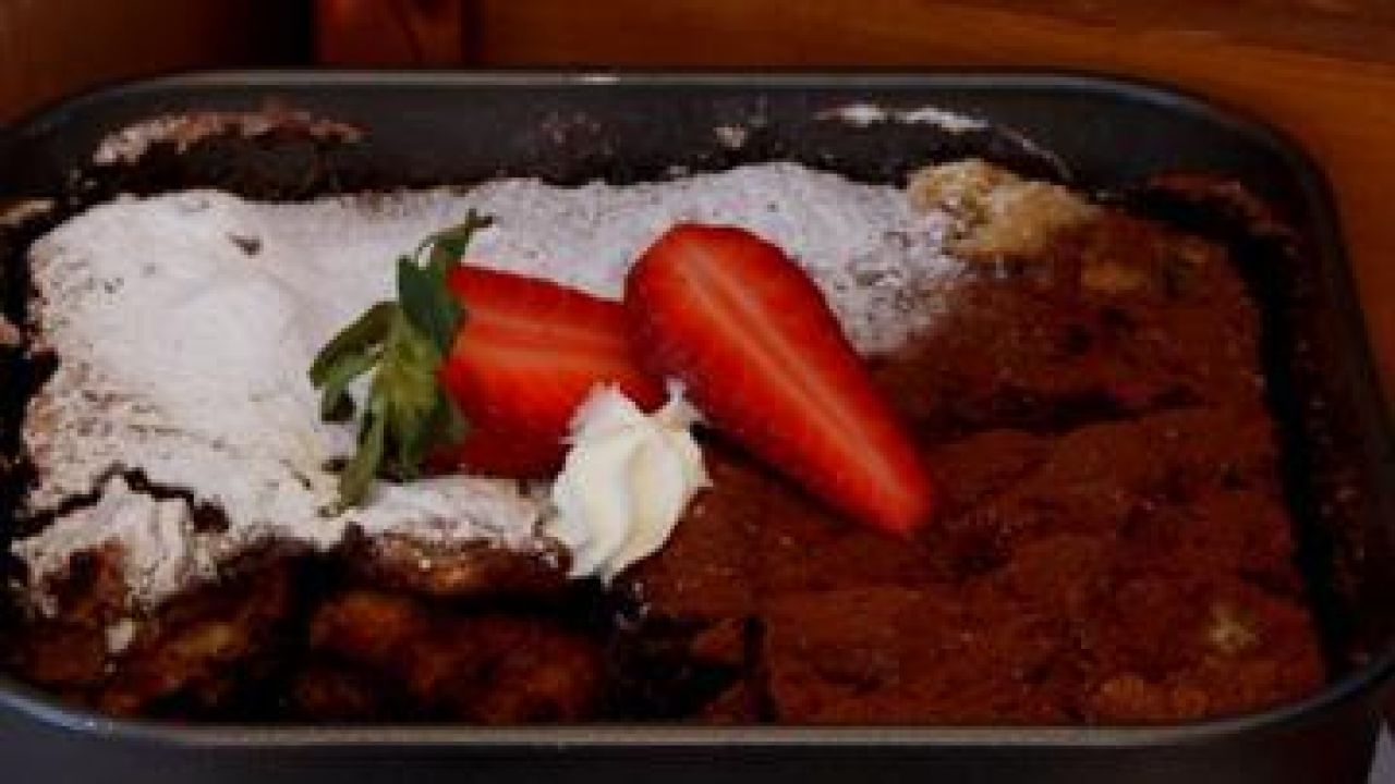 Przepis Czekoladowy pudding z brioszką przepis Gotujmy.pl