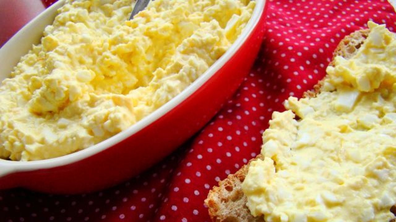 Przepis Delikatna pasta jajeczna przepis Gotujmy.pl