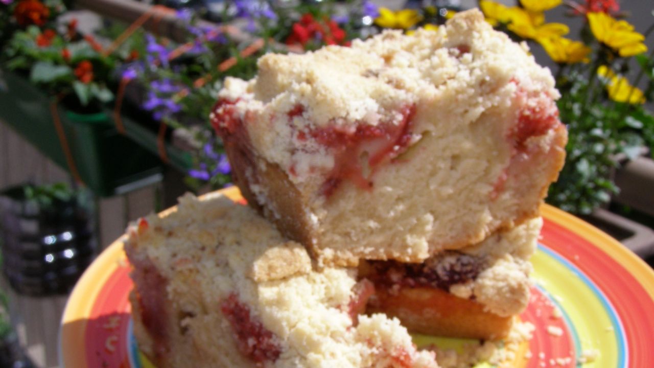 Przepis Ciasto drożdżowe z truskawkami i kruszonką przepis Gotujmy.pl