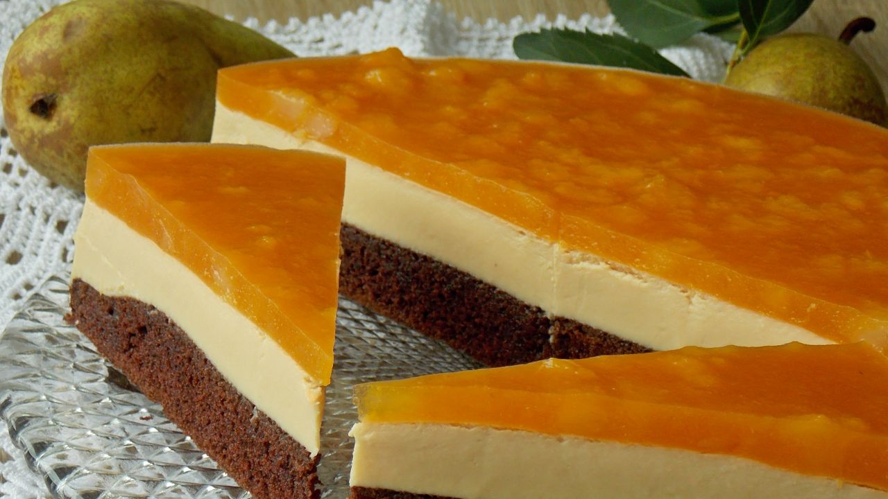Przepis Gotowany sernik kajmakowy z gruszkami przepis Gotujmy.pl
