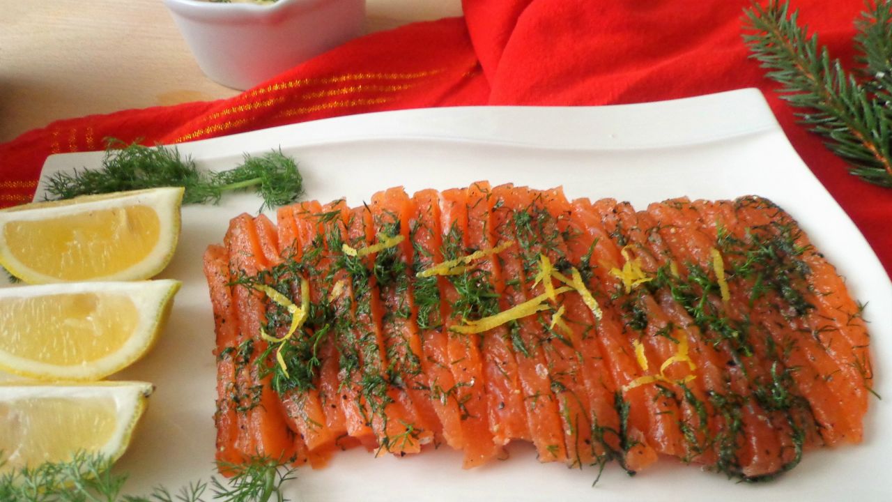 Przepis Gravlax marynowany łosoś przepis Gotujmy.pl