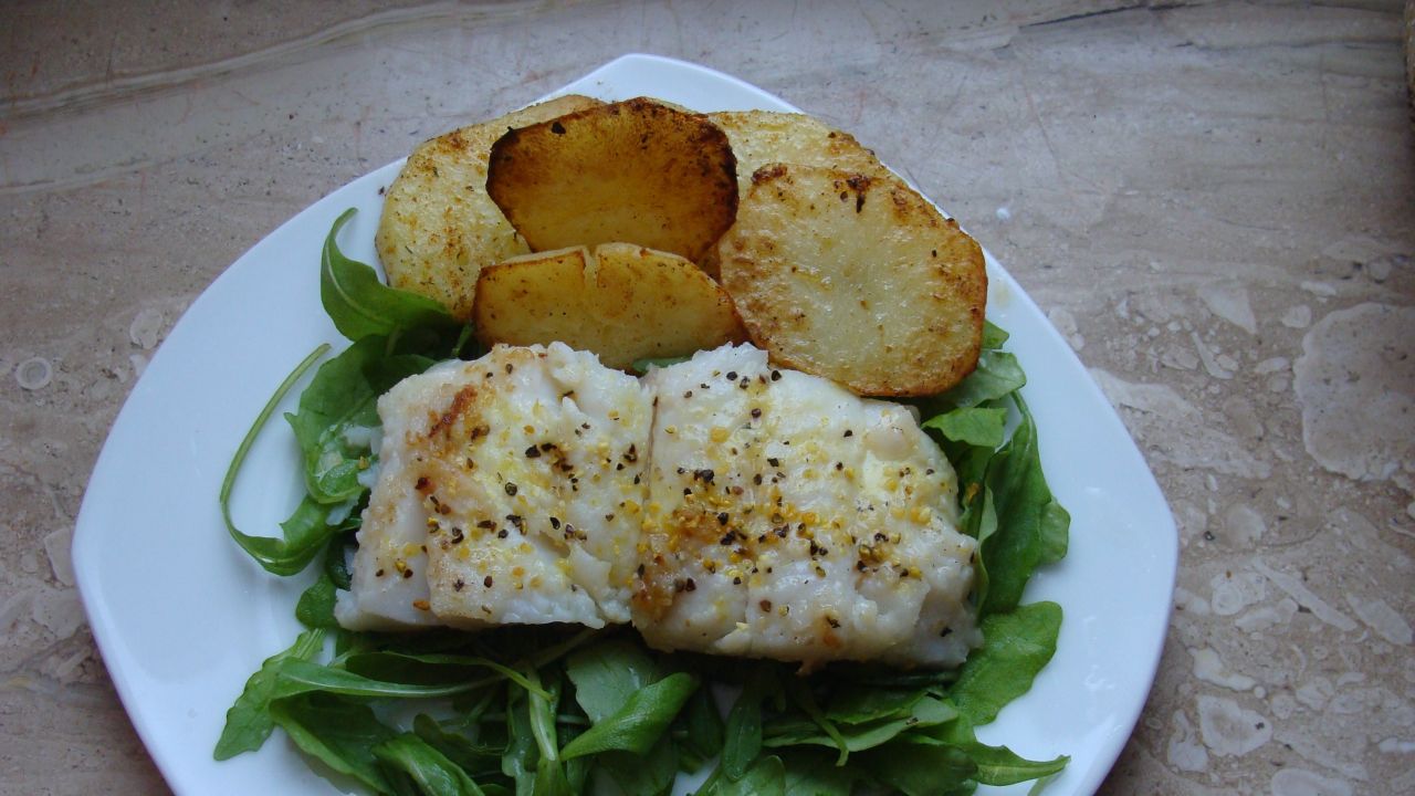 Przepis Halibut z pieprzem cytrynowym i talarkami przepis Gotujmy.pl