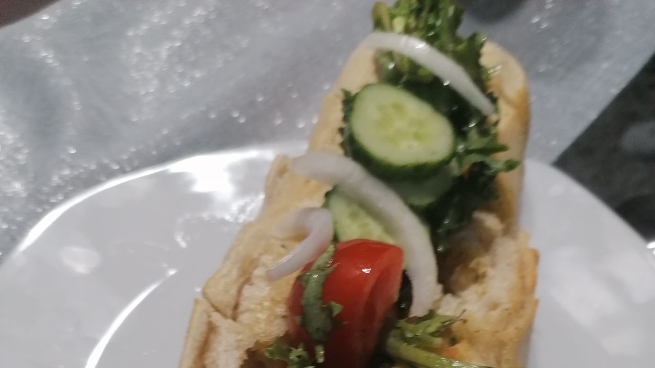 Przepis Hot dog z bagietką czosnkową przepis Gotujmy.pl