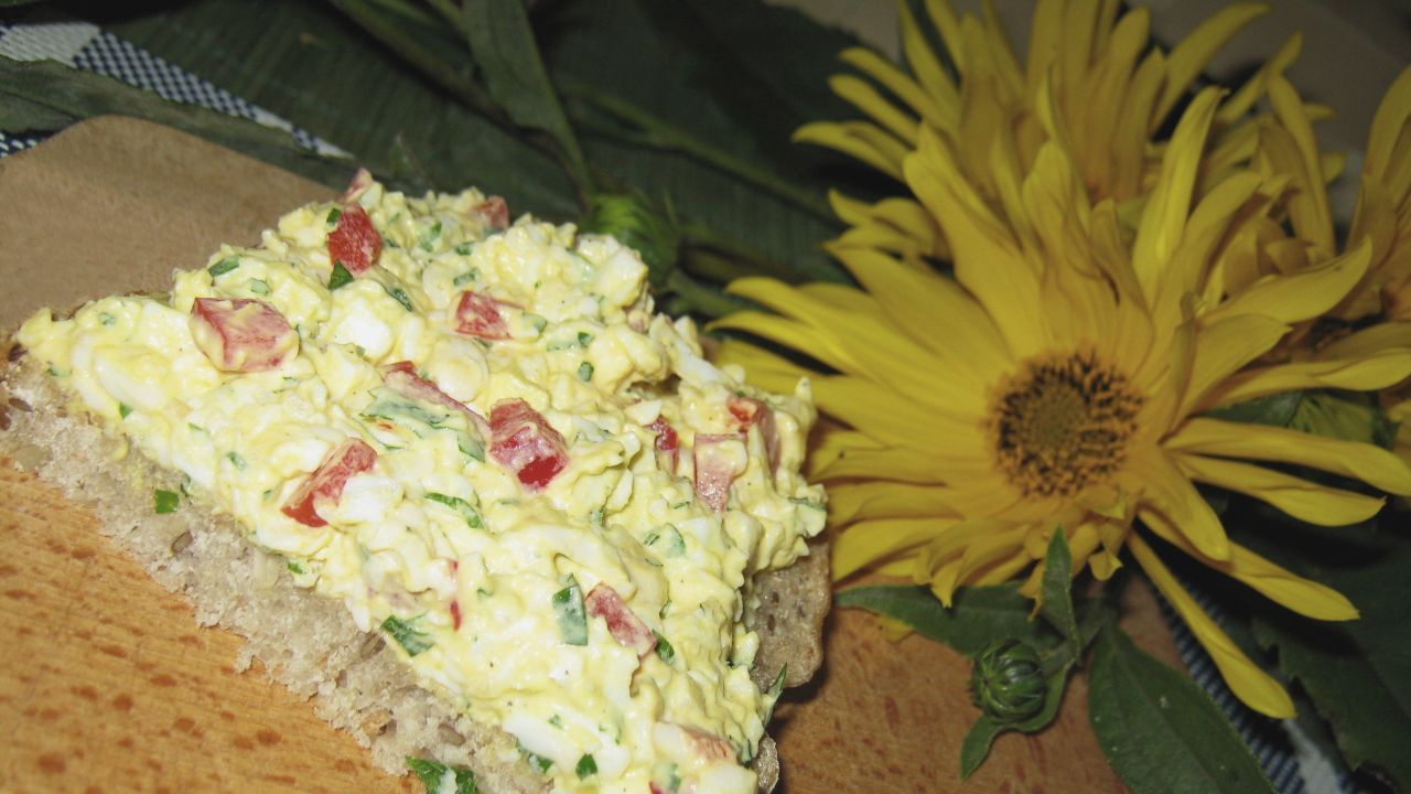 Przepis Jajeczna pasta z papryką przepis Gotujmy.pl