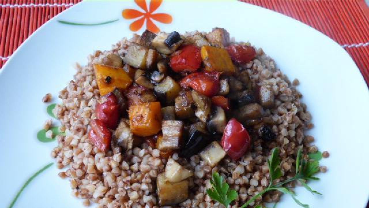 Przepis Kasza gryczana z warzywami i pieczarkami przepis Gotujmy.pl