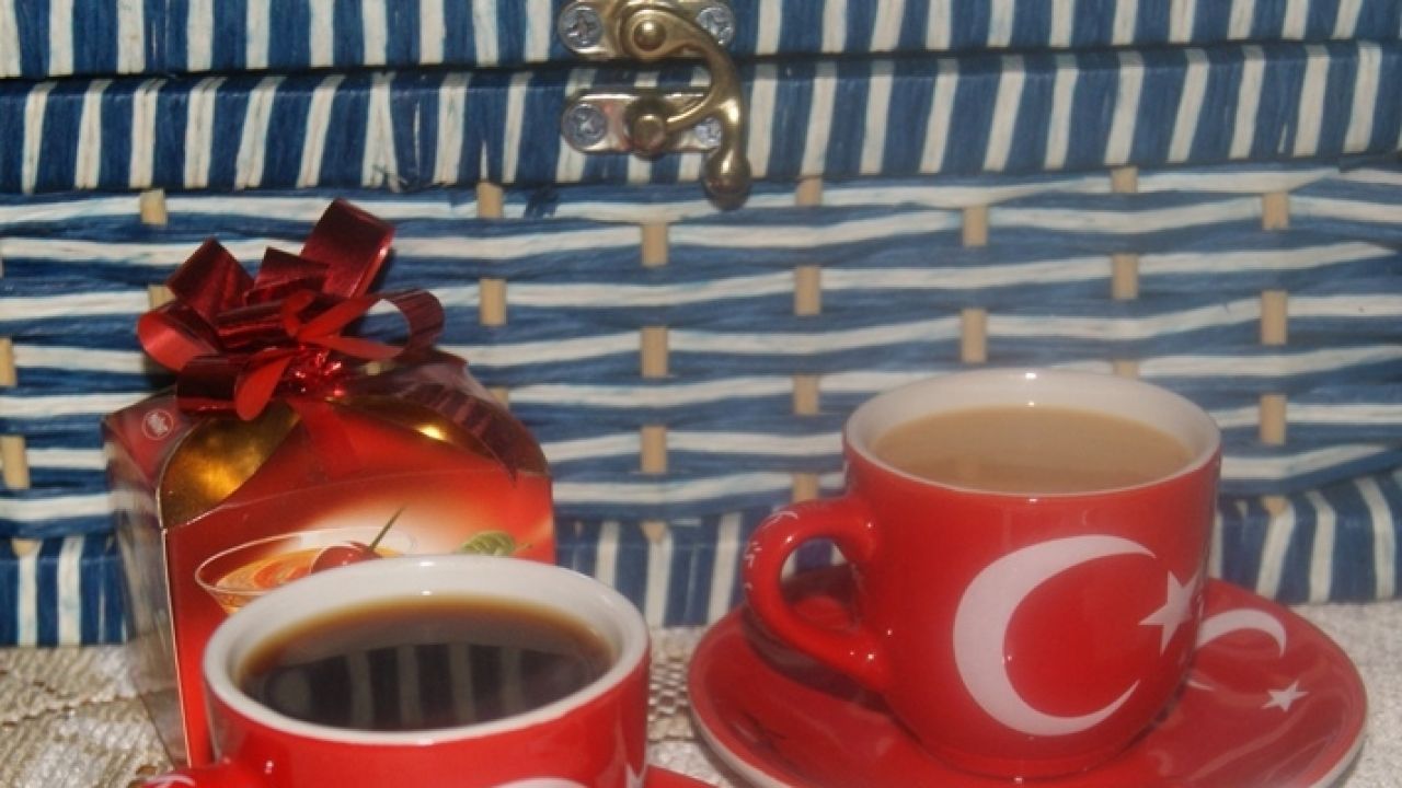 Przepis Kawa z Muscovado, cynamonem i kardamonem przepis Gotujmy.pl