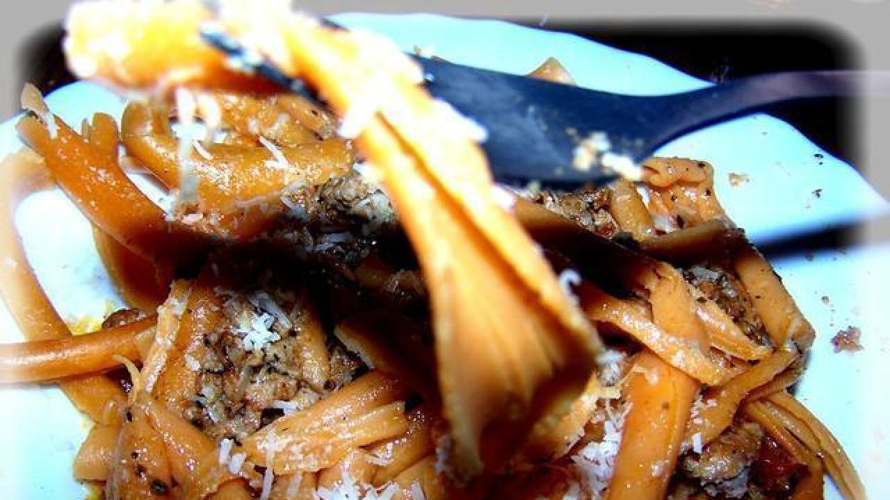 Przepis Makaron chili z sosem mięsnopomidorowym przepis Gotujmy.pl