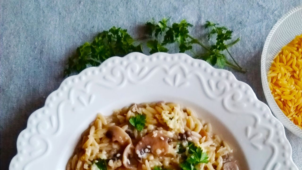 Przepis - Makaron orzo z pieczarkami przepis - Gotujmy.pl
