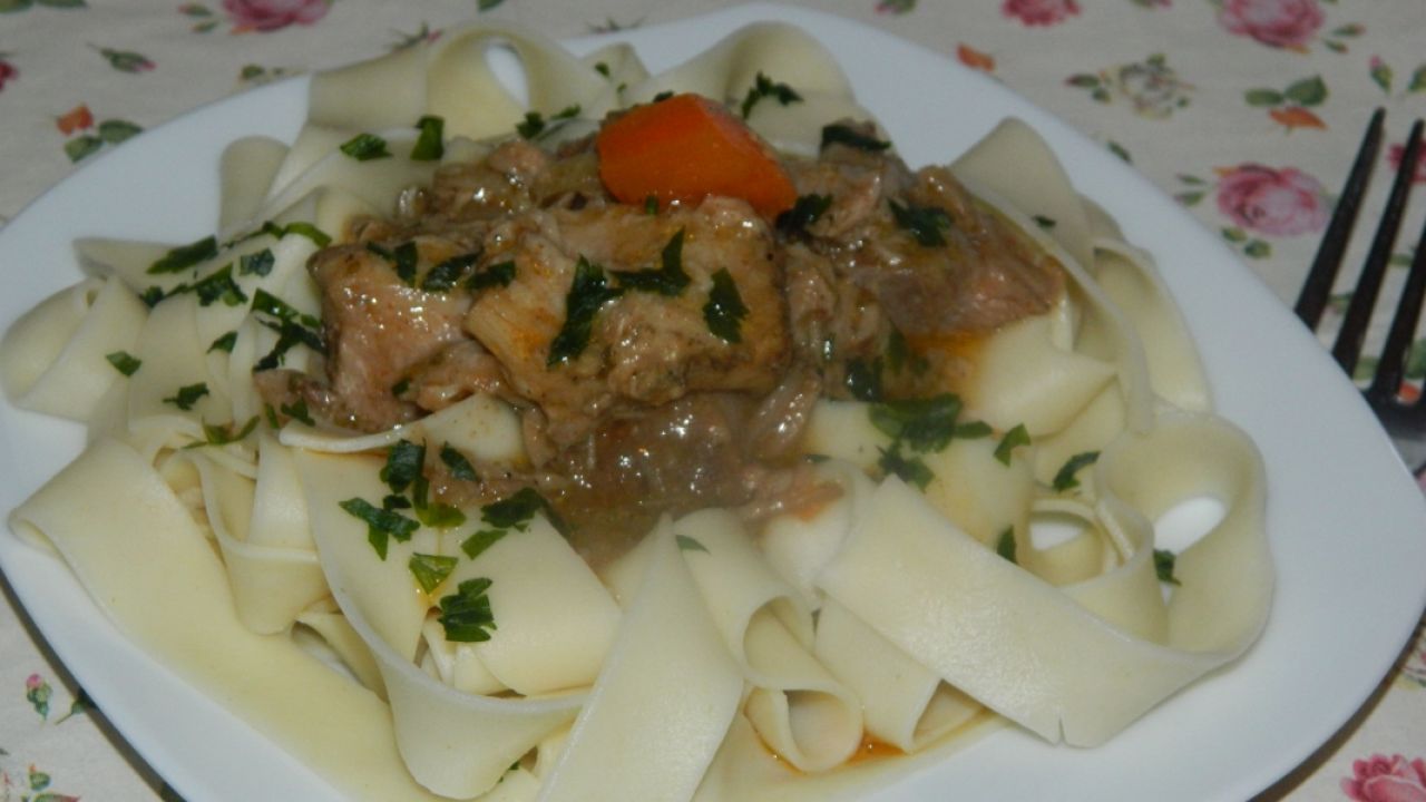 Przepis Makaron pappardelle z gulaszem przepis Gotujmy.pl