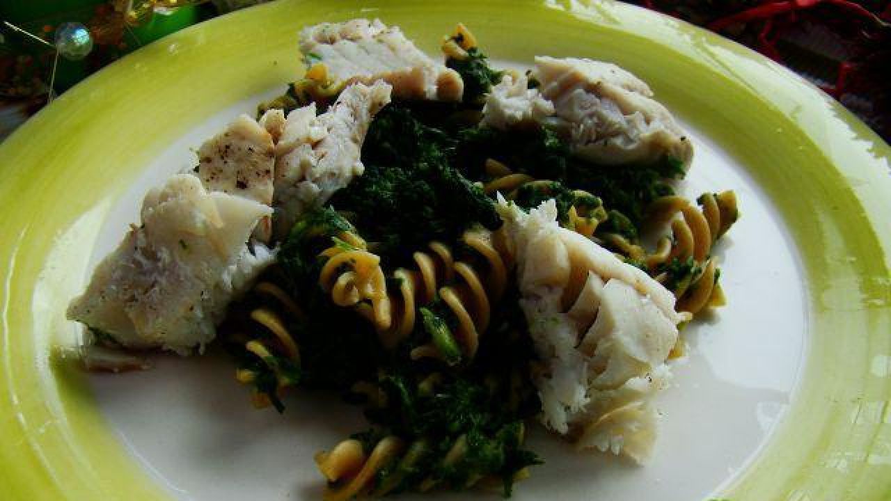 Przepis Makaron razowy z szpinakiem i dorszem przepis Gotujmy.pl