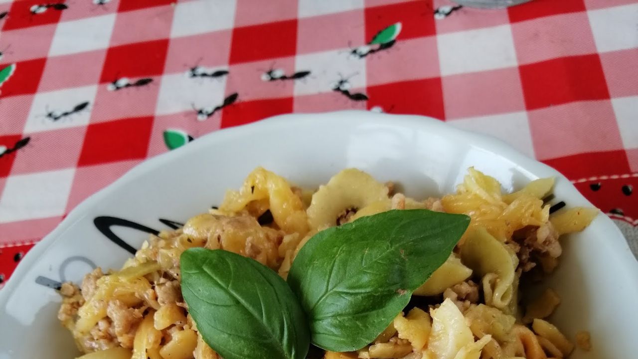 Przepis Makaron tortellini z mięsem mielonym i serem przepis Gotujmy.pl