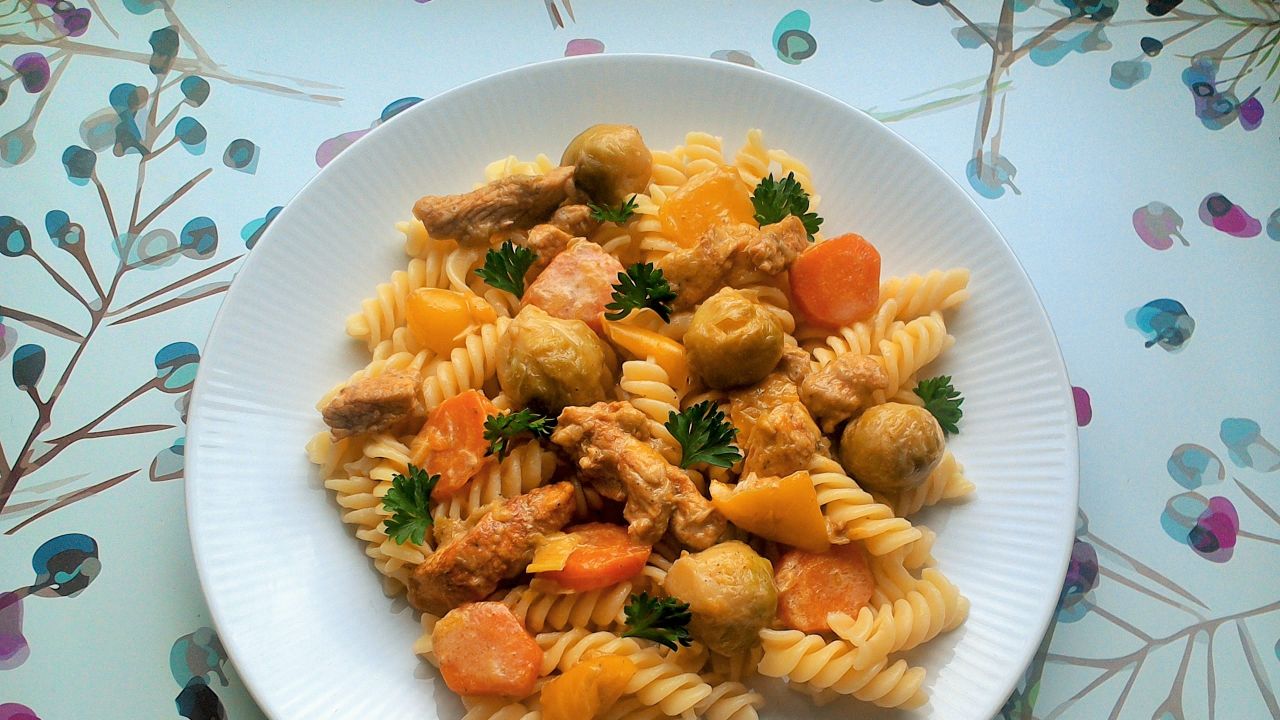 Przepis Makaron z brukselką, indykiem i marchewką przepis Gotujmy.pl