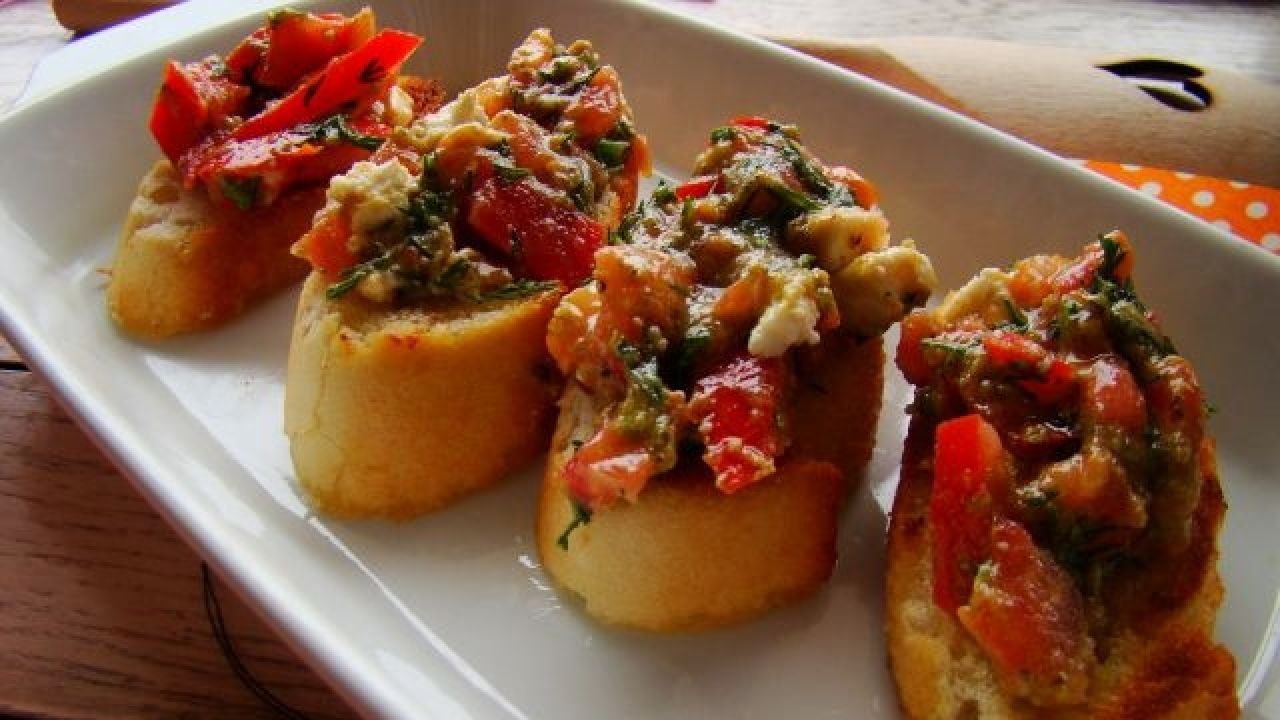 Przepis Moja bruschetta z pesto ,mozarellą i pomidorem przepis