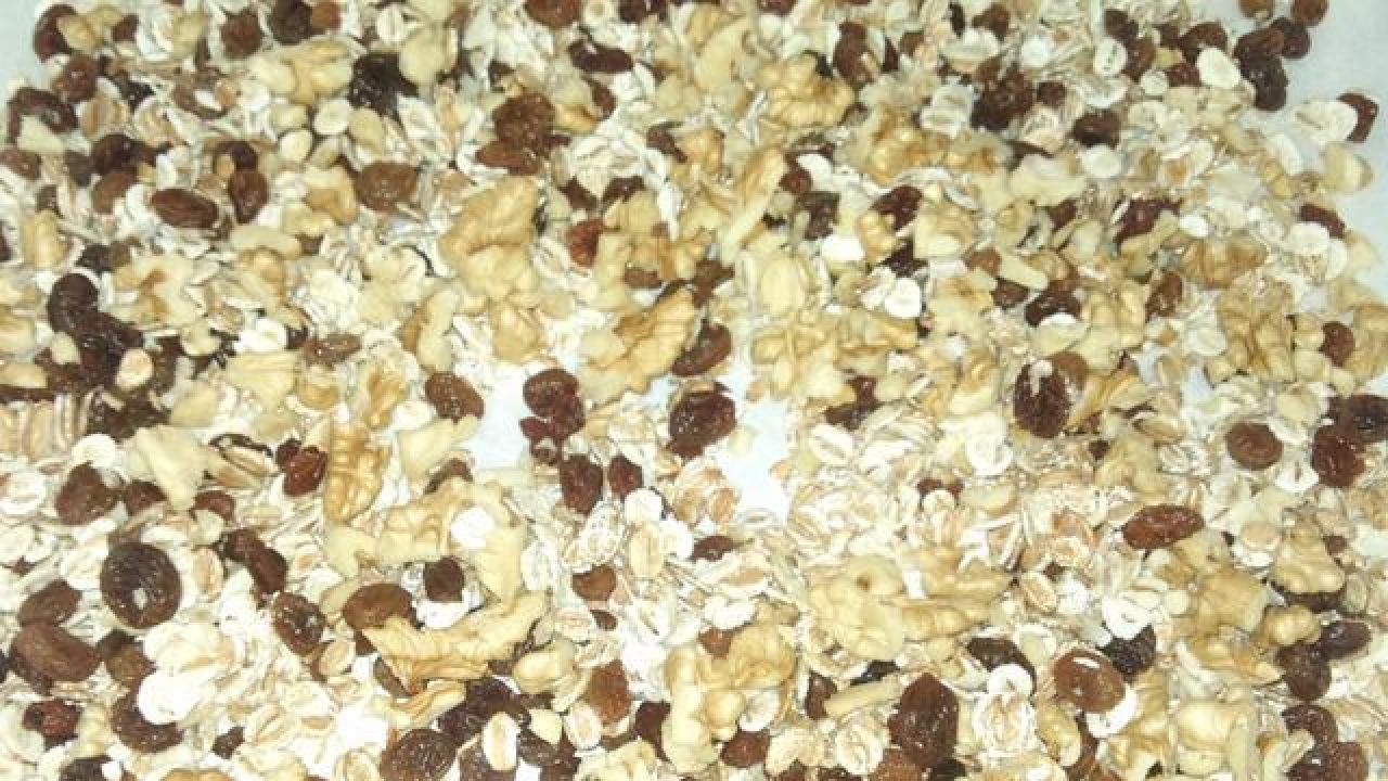 Przepis Musli z rodzynkami i orzechami przepis Gotujmy.pl