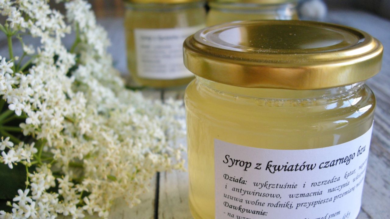 Przepis Niskosłodzony syrop z kwiatów czarnego
