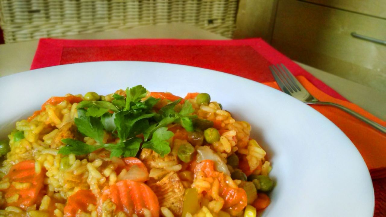 Przepis Paella z warzywami i kurczakiem przepis Gotujmy.pl