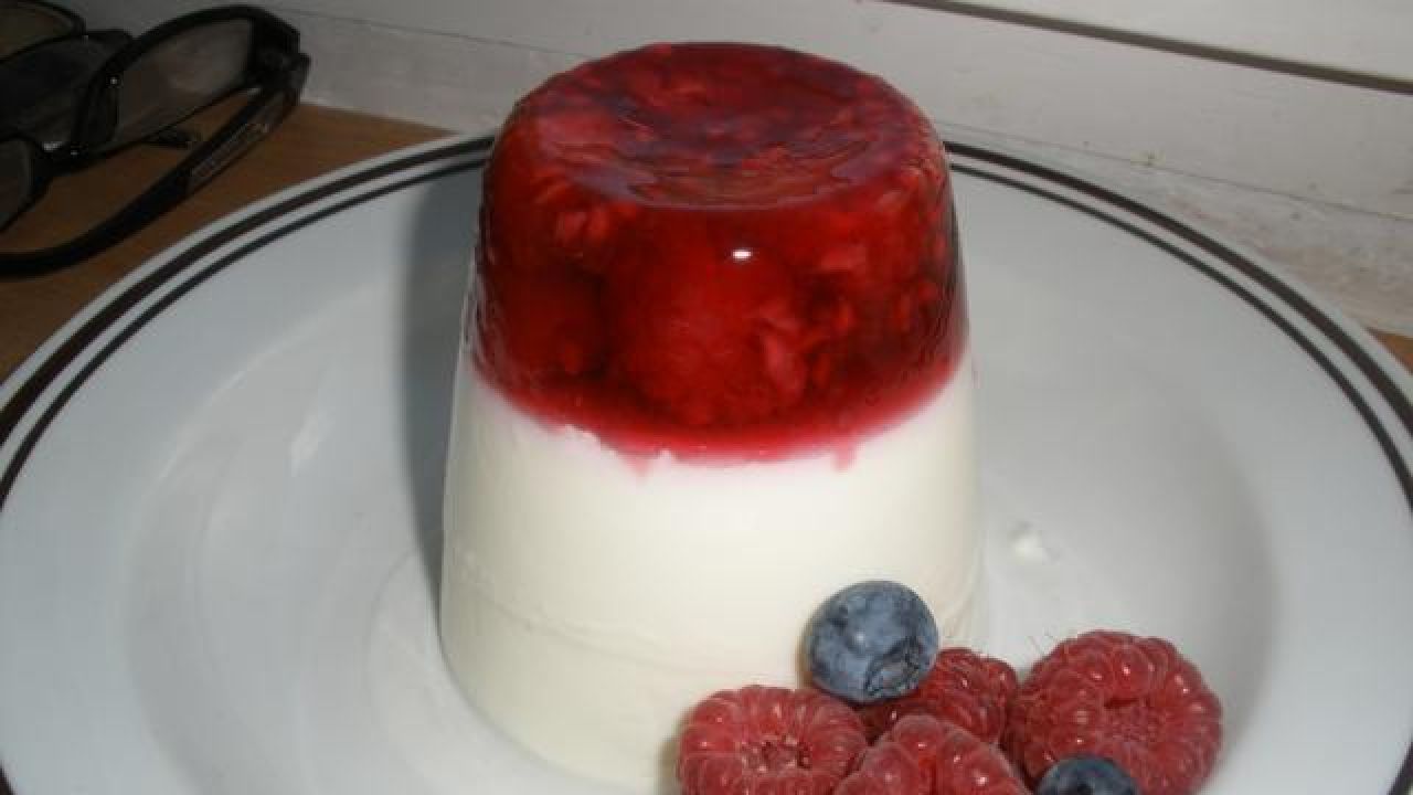 Przepis Panna cotta z malinami przepis Gotujmy.pl