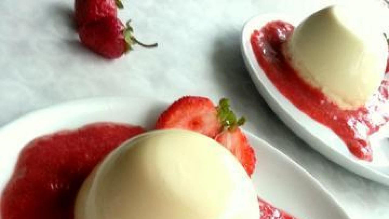 Przepis Panna cotta z musem truskawkowym przepis Gotujmy.pl