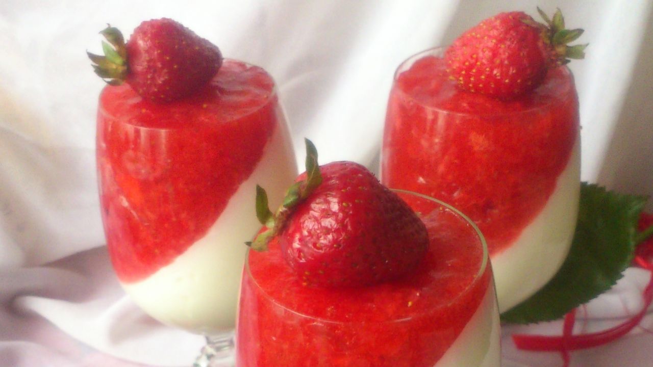Przepis Panna cotta z musem truskawkowym przepis Gotujmy.pl