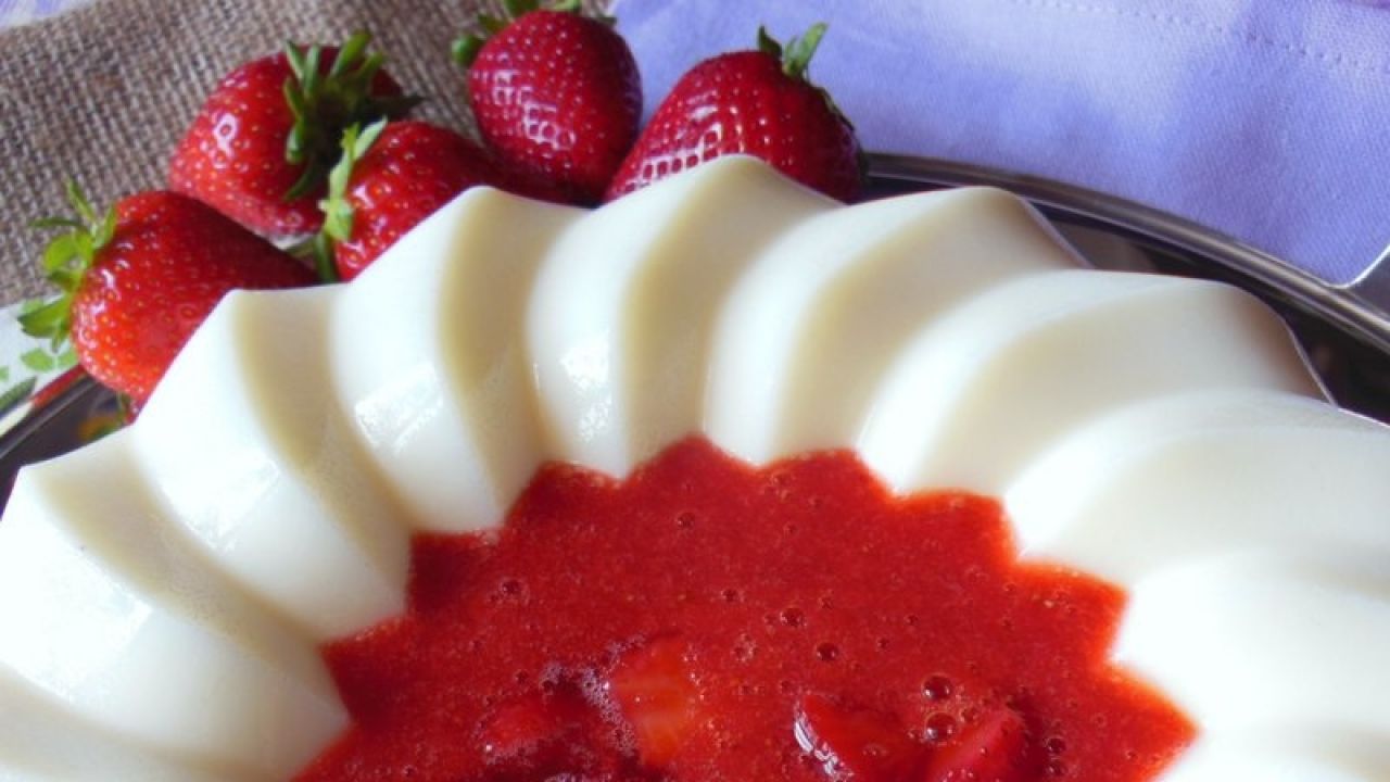 Przepis Panna cotta z truskawkowym musem przepis Gotujmy.pl