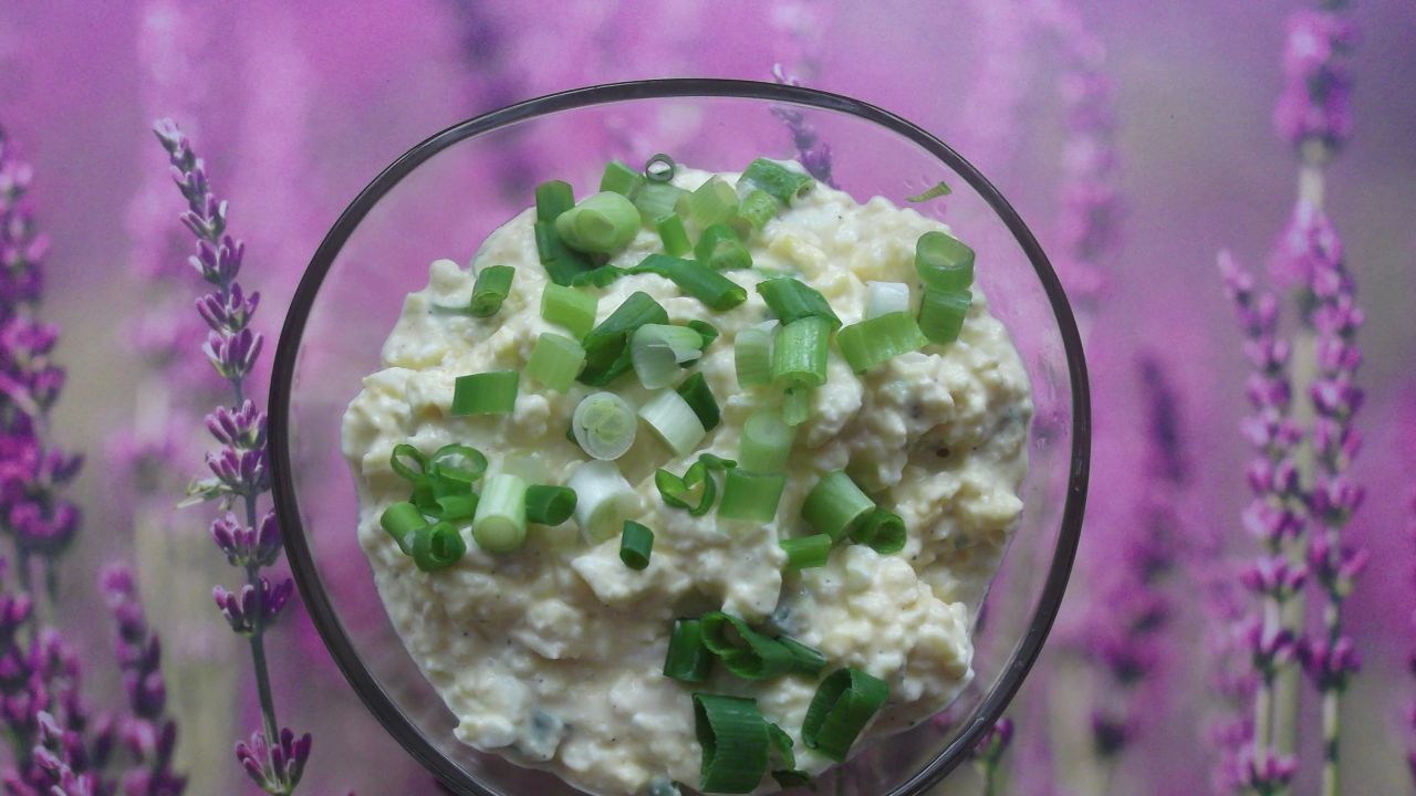 Przepis Pasta jajeczna z dymką i fetą przepis Gotujmy.pl