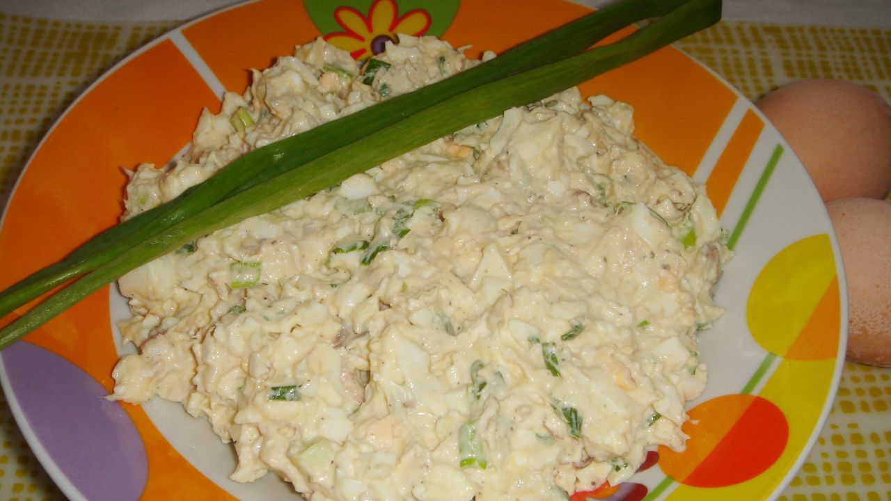 Przepis Pasta jajeczna z fetą i makrelą przepis Gotujmy.pl