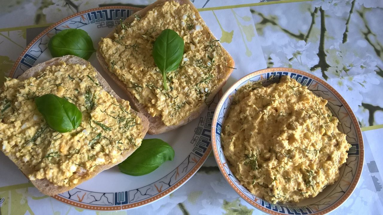 Przepis Pasta jajeczna z koperkiem i curry przepis Gotujmy.pl