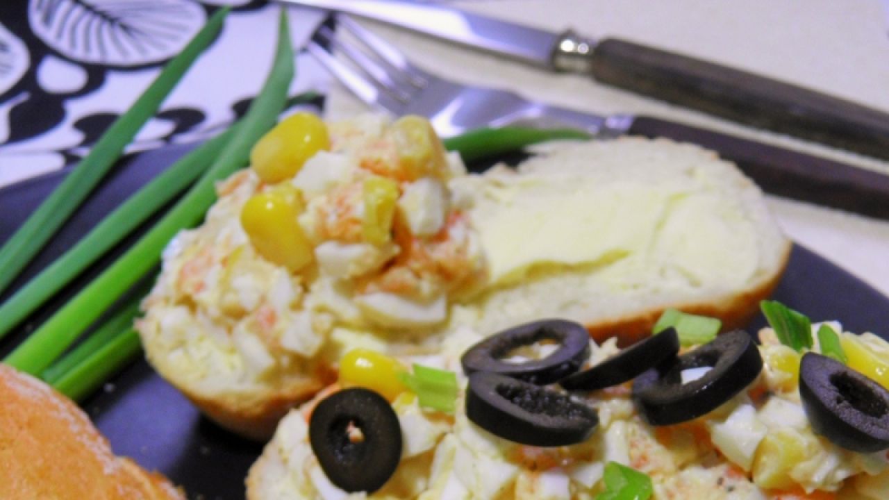 Przepis Pasta jajeczna z łososiem i kukurydzą przepis Gotujmy.pl