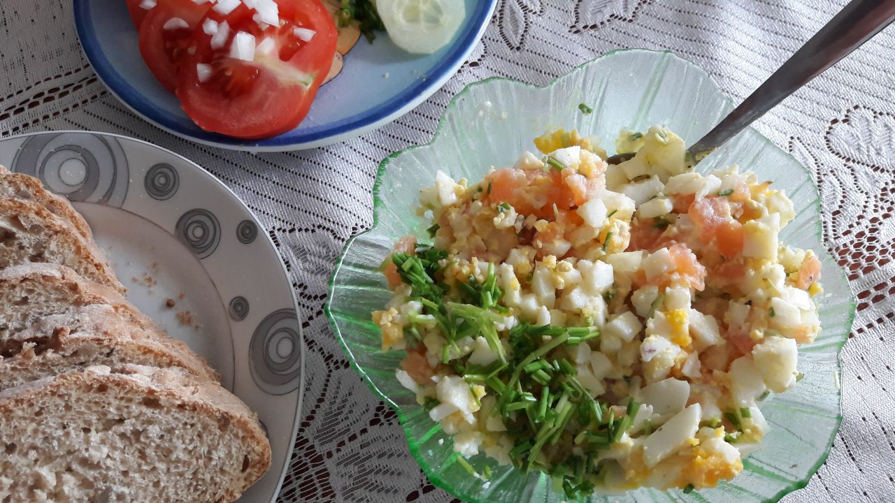 Przepis Pasta jajeczna z łososiem i szczypiorkiem przepis Gotujmy.pl