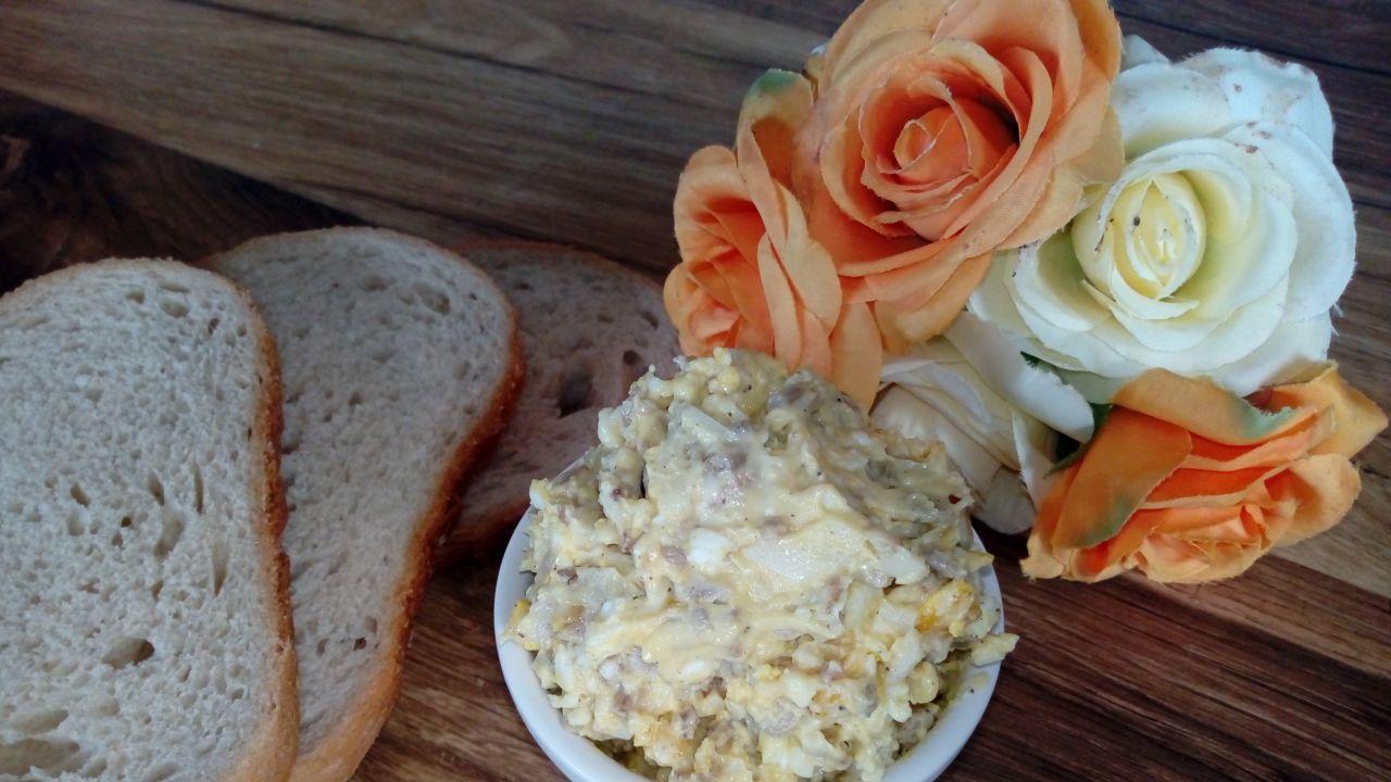 Przepis Pasta jajeczna z serem żółtym i słonecznikiem przepis