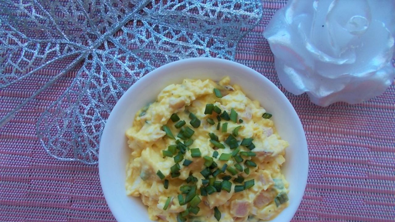 Przepis Pasta jajeczna z wędliną przepis Gotujmy.pl