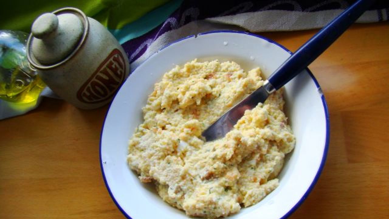 Przepis Pasta jajeczna z wędzonym łososiem przepis Gotujmy.pl