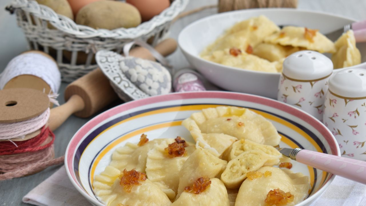 Przepis Pierogi z ziemniakami i kaszą bulgur przepis Gotujmy.pl