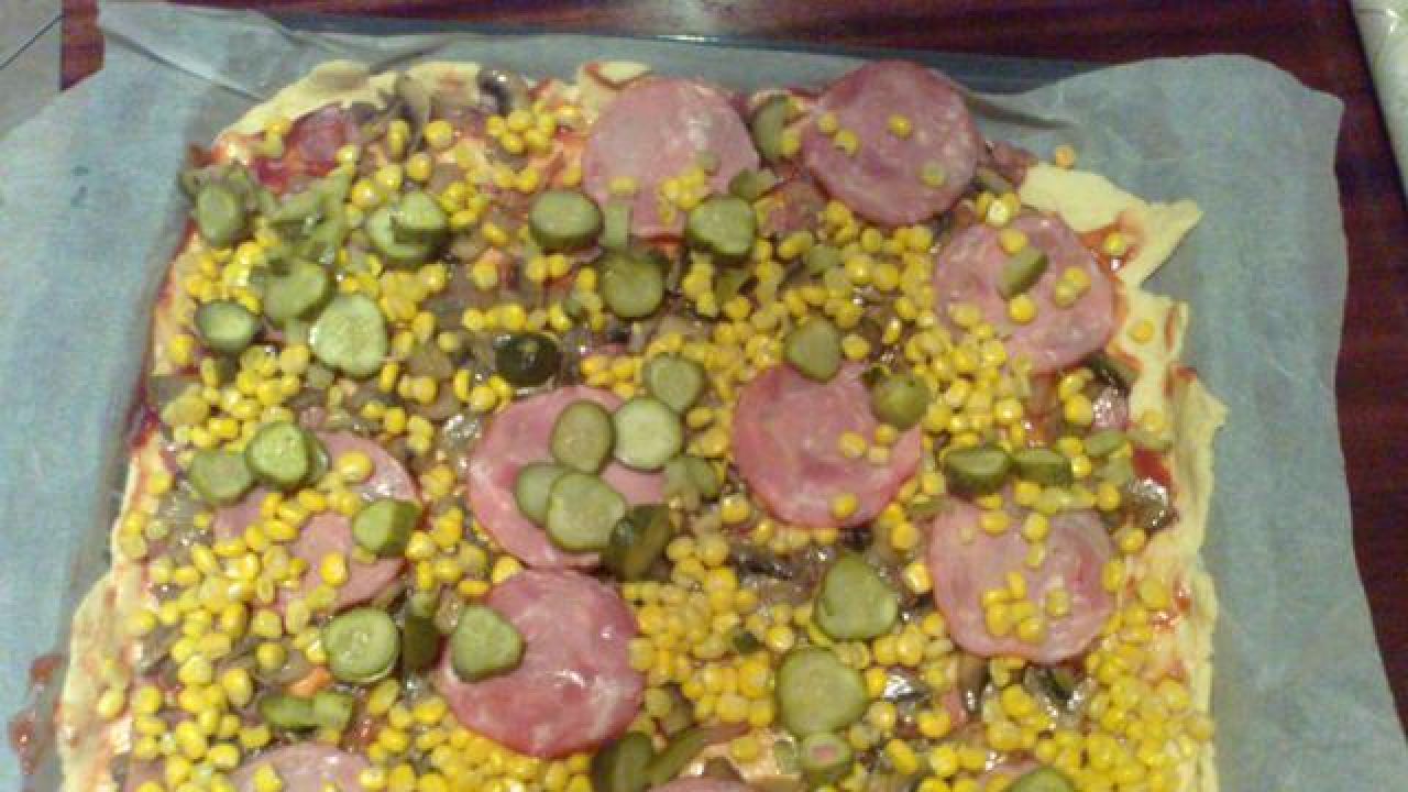 Przepis Pizza salami przepis Gotujmy.pl