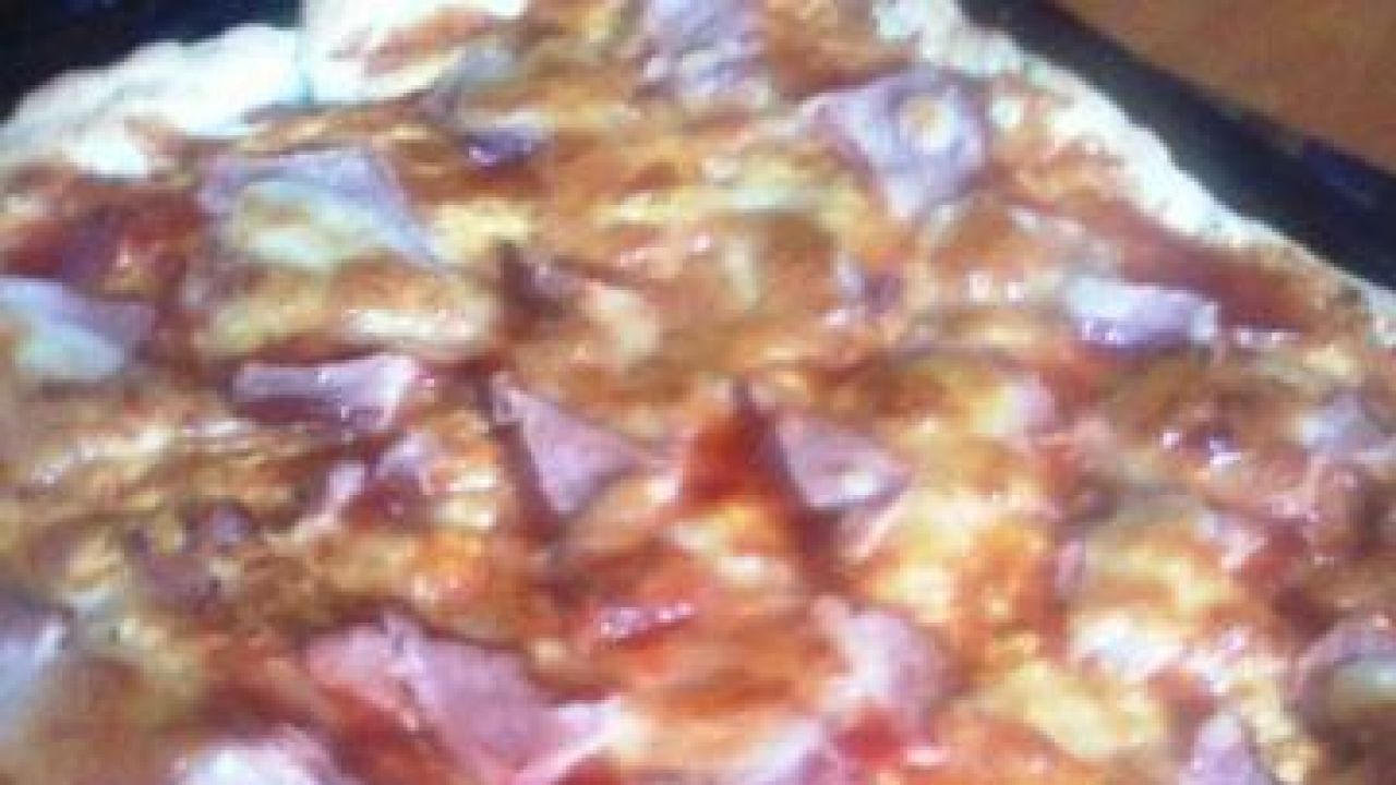 Przepis Pizza Z Mozzarell I Szynk Przepis Gotujmy Pl