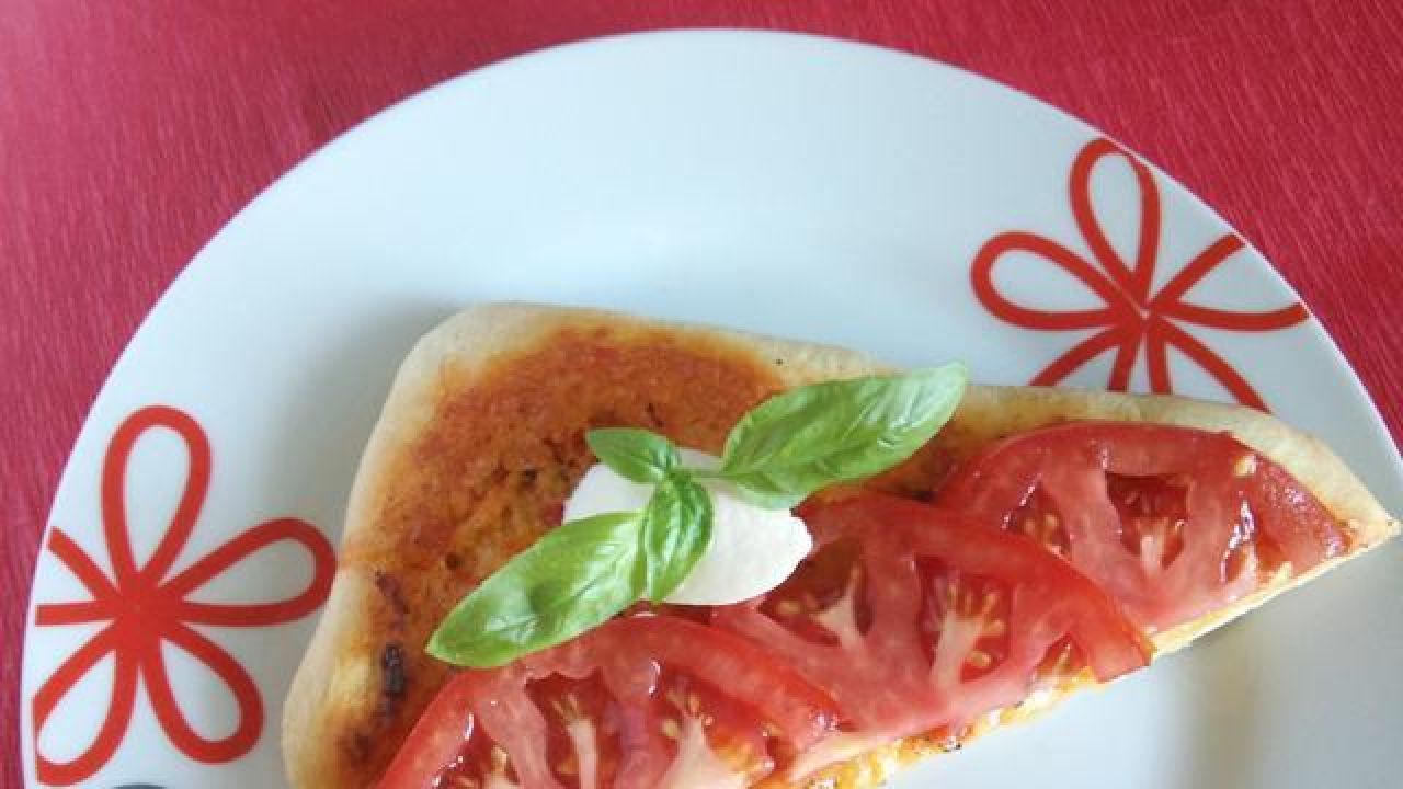 Przepis Pizza z pesto, mozzarellą i pomidorem przepis Gotujmy.pl
