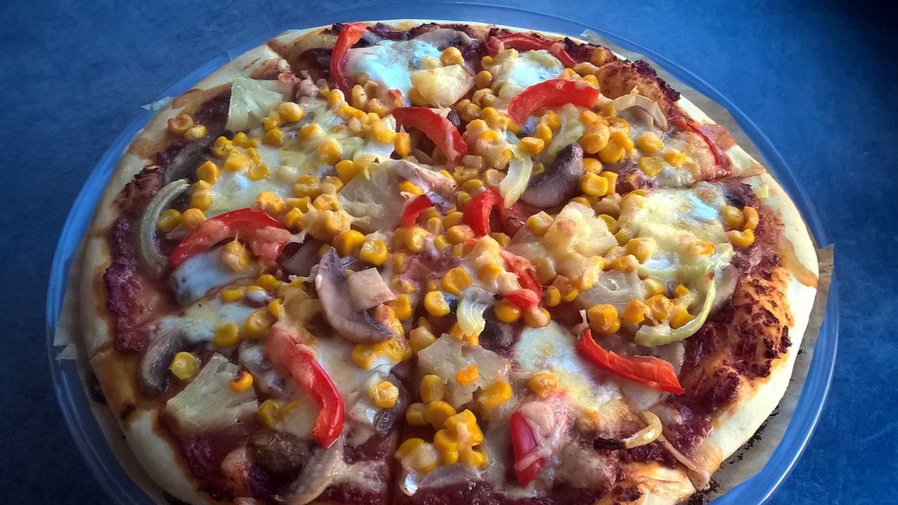 Przepis Pizza z pieczarkami, ananasem, kukurydzą i papryką przepis